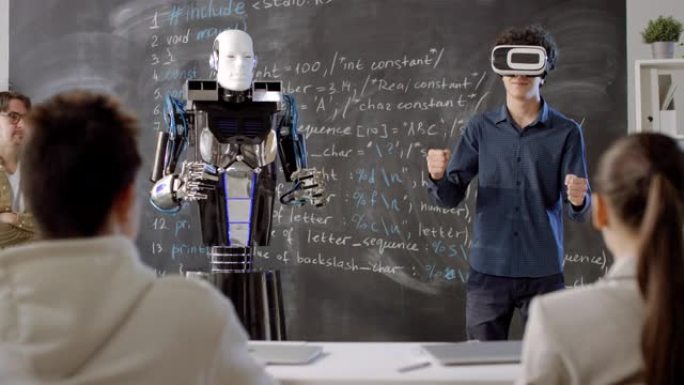 虚拟现实耳机中的机器人模仿学生