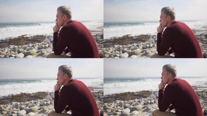 白种人在阳光明媚的日子里坐在海上享受空闲时间