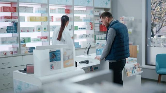 药店药店收银台: 药剂师和客户使用NFC智能手机与非接触式支付终端购买药品包装，药品保健品。