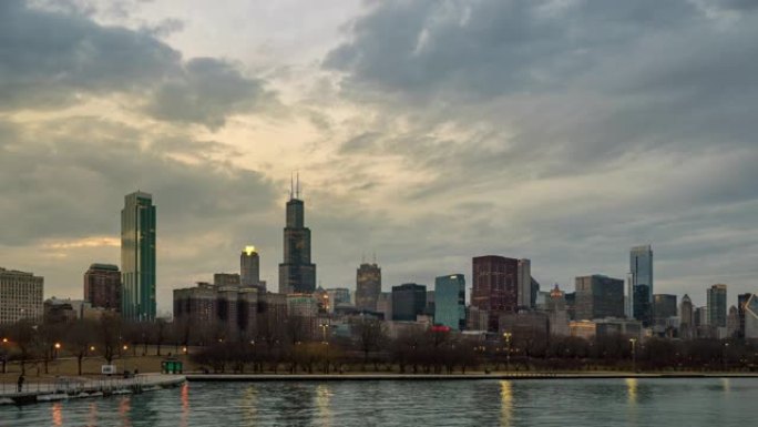 4K UHD延时: 芝加哥城市景观办公室天际线摩天大楼，高速公路沿密歇根湖，格兰特公园在黄昏日落，美