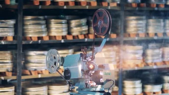 古董视频放映机正在展示档案中的电影
