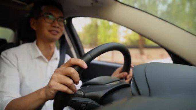 男人的手在方向盘上驾驶汽车