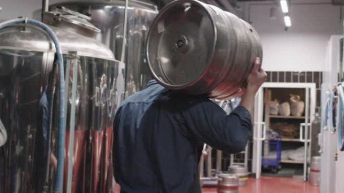 男子在啤酒厂携带重啤酒桶
