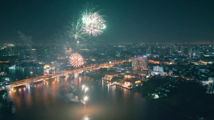 空中无人机视角多颜色的烟花表演在天空之城。新年前夜。摩天大楼和城市景观庆祝夜晚的灯光