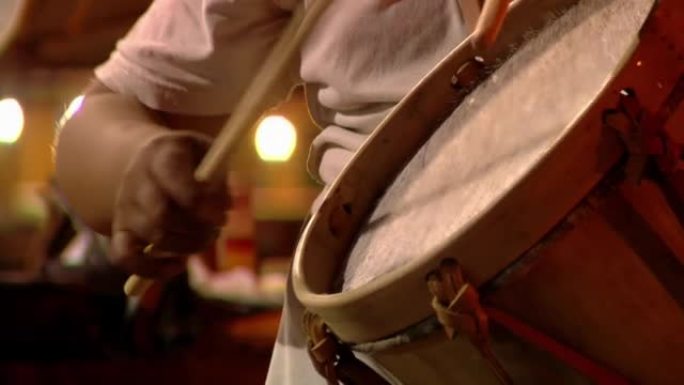男子演奏 “Bombo Leguero”，这是一种用木头和动物皮革制成的阿根廷鼓，用于当地传统民俗音