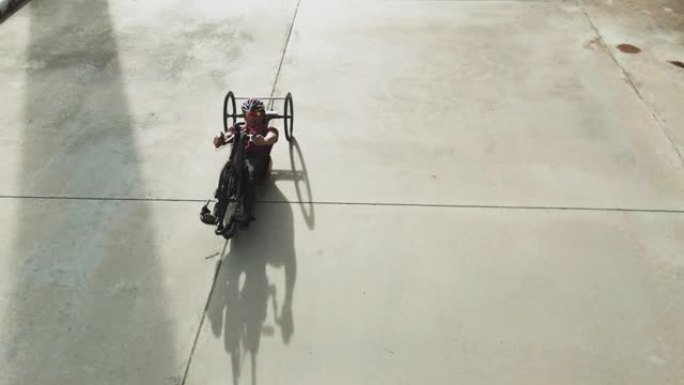 空中俯视图残疾男运动员准备手自行车进行训练。