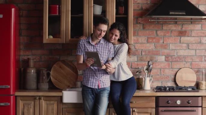 夫妇在互联网上使用平板电脑搜索厨房室内设计理念