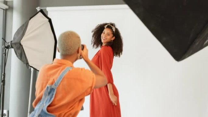 创意摄影师，黑人女性时装模特和摄影工作室在白色背景上拍摄服装品牌。团队合作，专业人士和黑人在服装公司