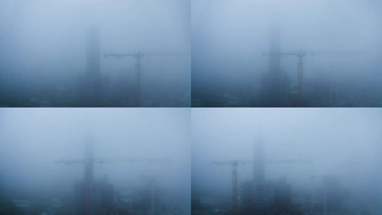 浓雾中的建筑工地