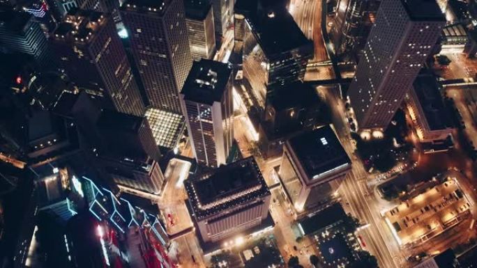 夜间香港城市天际线的无人机景观