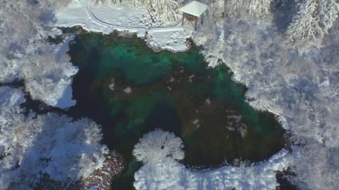空中: 在美丽的白雪皑皑的冬日，zelecci的泉水清澈碧绿