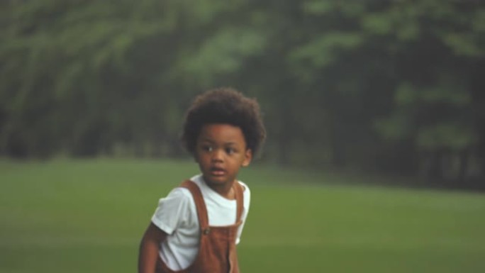 顽固的小男孩黑人小孩向前跑