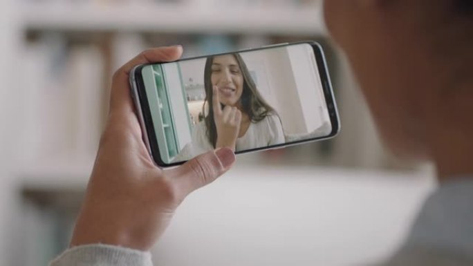 聋哑妇女使用智能手机视频聊天与最好的朋友交流手语手势享受在线交流4k镜头