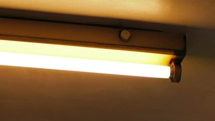 天花板管灯闪烁日光灯灯管灯泡电来了