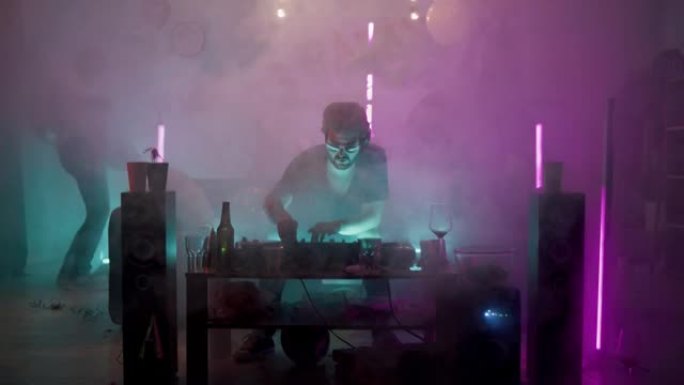 DJ在烟雾中播放音乐