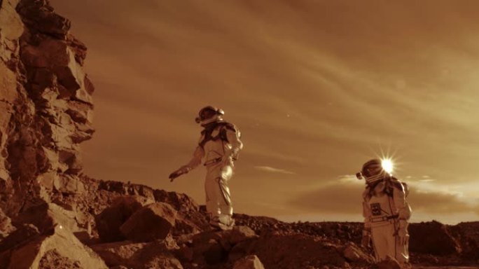 宇航员在火星上攀岩并移开目光