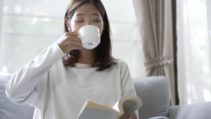 年轻女子早上看书，在客厅喝咖啡