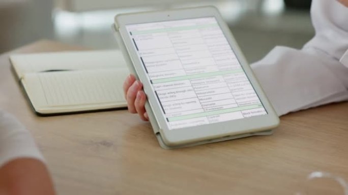 平板电脑，屏幕和医生的手计划时间表，咨询时间和医院管理excel数字软件，文档或信息列表。医务工作者
