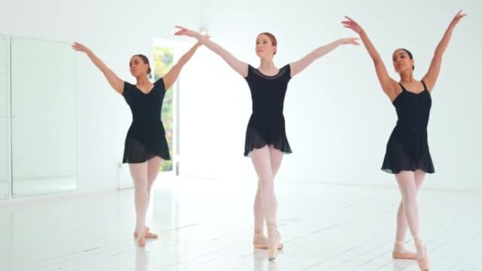 女人，芭蕾舞和舞蹈在工作室里保持平衡，一起在室内进行艺术，表演或伸展运动。专业芭蕾舞女艺术家在百老汇