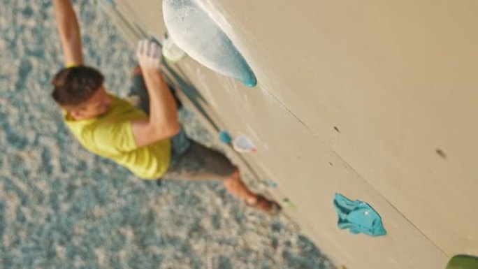 SLO MO Mid成年男性登山者试图抓住人造巨石