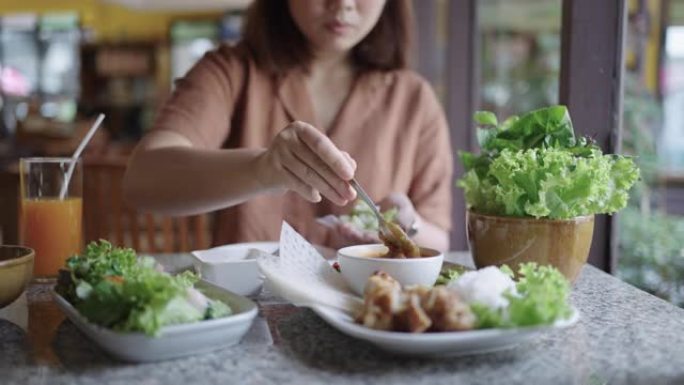 亚洲妇女喜欢和越南食物一起吃饭