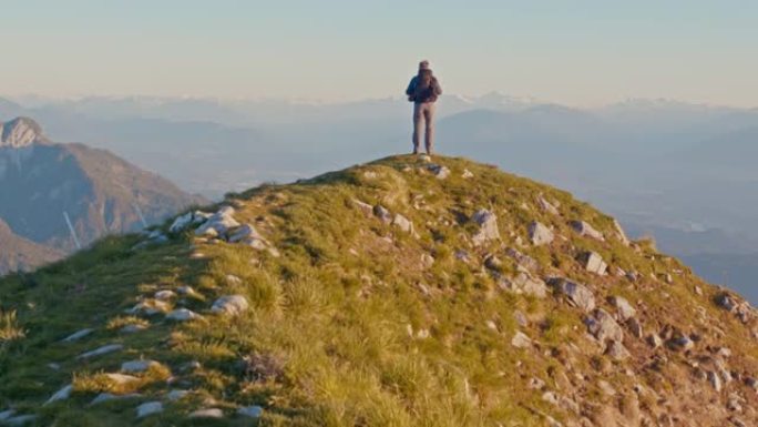 SLO MO Hiker从山顶拍照