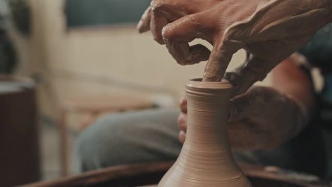 陶轮上的造型花瓶