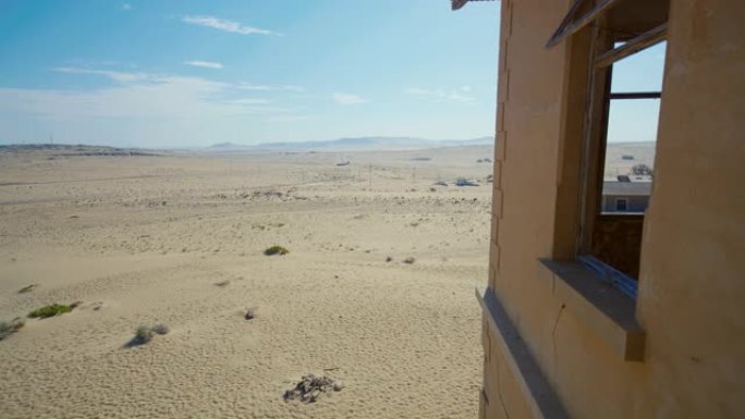 从非洲纳米比亚的建筑看阳光明媚的广阔沙漠