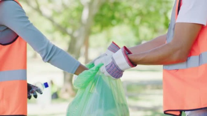 特写人们清洁公园的生态友好环境。负责任的积极分子、志愿者或社区服务工作者将可回收或可重复使用的垃圾和