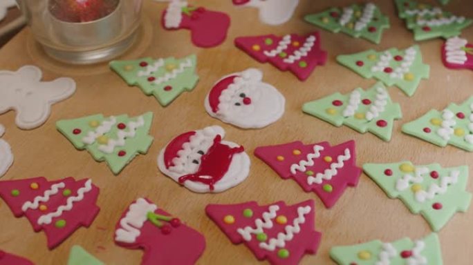 制作彩色姜人圣诞老人饼干戴口罩作为圣诞礼物。