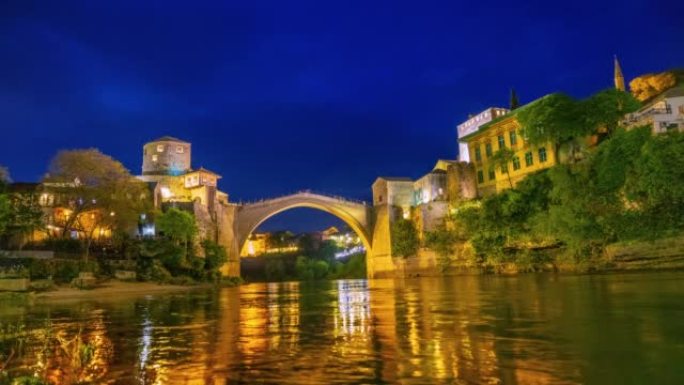 晚上，莫斯塔尔市与内雷特瓦河和Stari most桥的时光倒流，在水面上反射