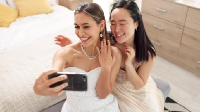 新娘、伴娘和自拍，带着电话、婚礼和微笑的戒指在社交媒体上发帖。快乐的女人和亚洲朋友在卧室里穿着时尚的