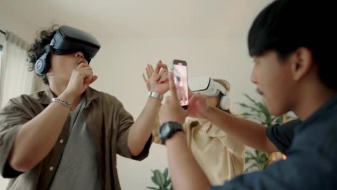 朋友小组在她家的客厅里通过VR眼镜观看了虚拟现实音乐会。