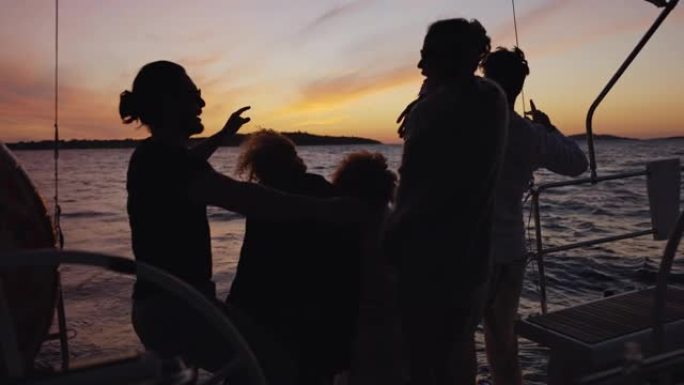 WS一群年轻人在黄昏时在游艇上聚会