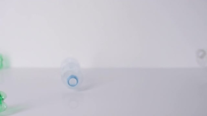 空塑料水瓶掉落