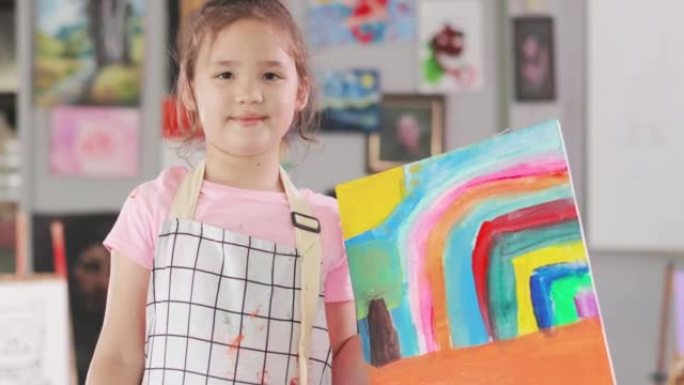 儿童在画布上绘画小女孩画画展示绘画作品视