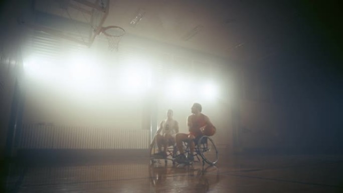 轮椅篮球比赛一对一: 职业球员比赛，运球，成功射门，打进完美进球。残疾人的决心、技能。慢动作