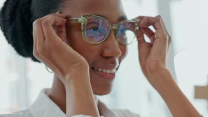 商务，快乐的黑人妇女和眼镜，用于计算机视觉，眼睛和办公室的在线计划。创意非洲设计师、时尚眼镜和在创业