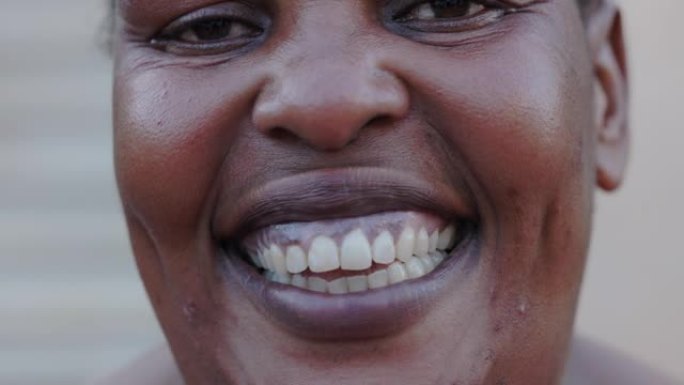 特写裁剪面部肖像的微笑黑人非洲成年妇女