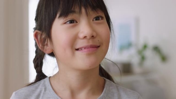 快乐的亚洲小女孩微笑嬉戏做鬼脸享受乐趣积极的童年4k镜头的肖像
