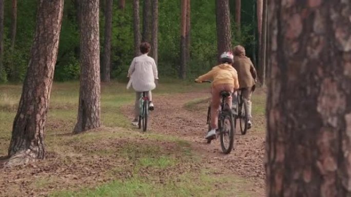 森林中家庭骑自行车的背景图