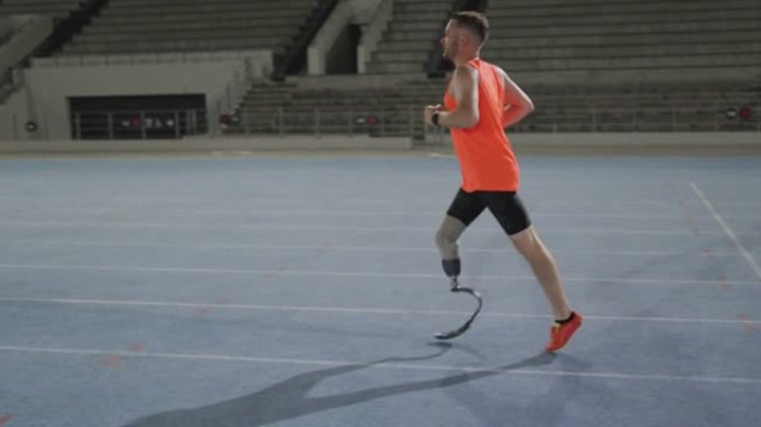 白人残疾男运动员进行假肢训练，跑步