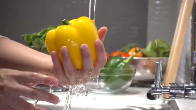 女人手洗蔬菜准备素食沙拉