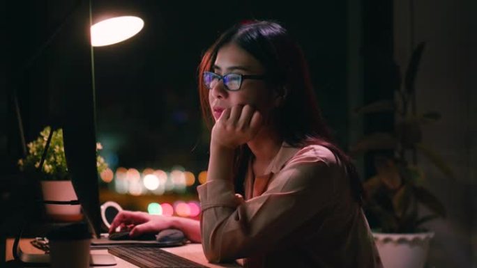 戴着眼镜的女人在电脑屏幕上看