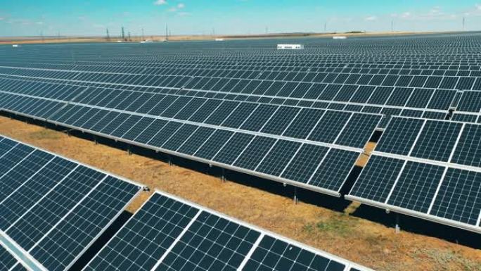 一排排安装在野外的太阳能电池板。太阳能电池，可再生能源生产。