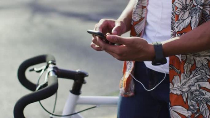 城市中非裔美国人的中段，使用智能手机在街上骑自行车