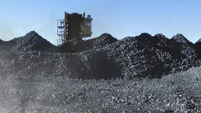 南美阿根廷巴塔哥尼亚的煤矿机械在工作。