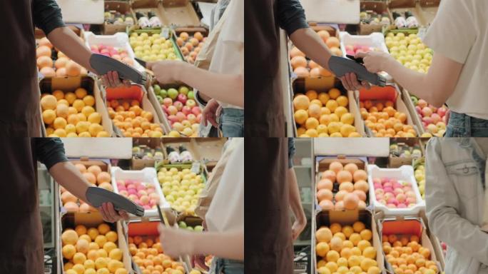 夫妇在市场上购买杂货