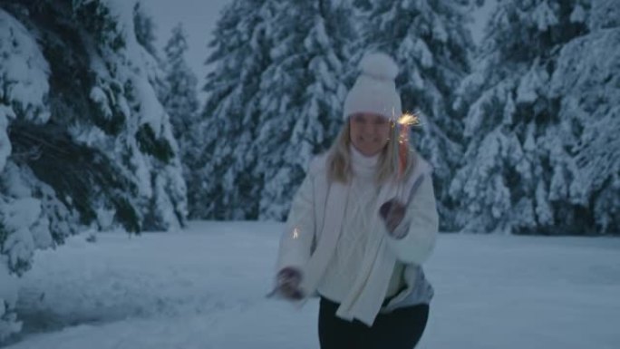 在雪地上奔跑的闪闪发光的女人