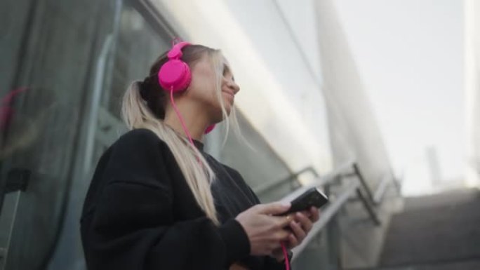 女人在城市检查她的智能手机